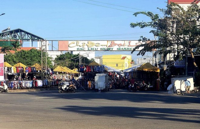 Chợ đêm Bạc Liêu hoạt động trái phép trên đường Ngô Gia Tự, TP Bạc Liêu đã nhiều năm