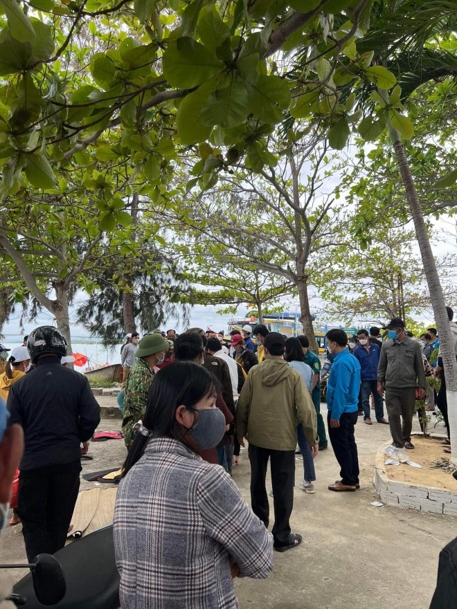 Chìm tàu ở Quảng Nam: Đưa được 35 người lên bờ, 13 người chết, còn 4 người mất tích - 14