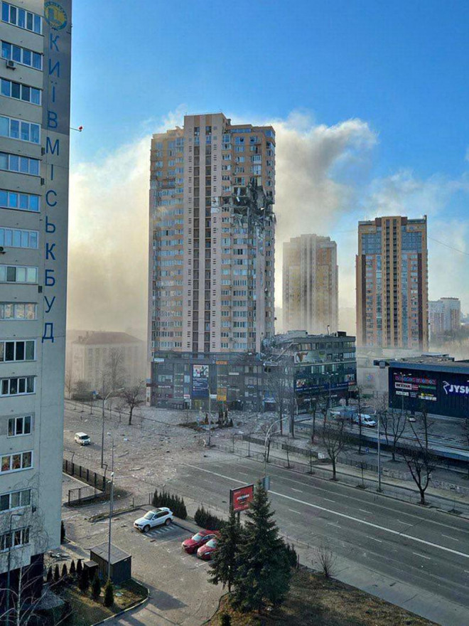 Một chung cư ở Kiev bị trúng tên lửa sáng sớm 26-2. Ảnh: Bộ Nội vụ Ukraine/CNN