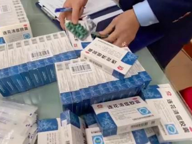 Thị trường - Tiêu dùng - Biết hàng nhập lậu, tiểu thương vẫn bán công khai gần 1.000 viên ''thuốc điều trị COVID-19'' có chữ Trung Quốc