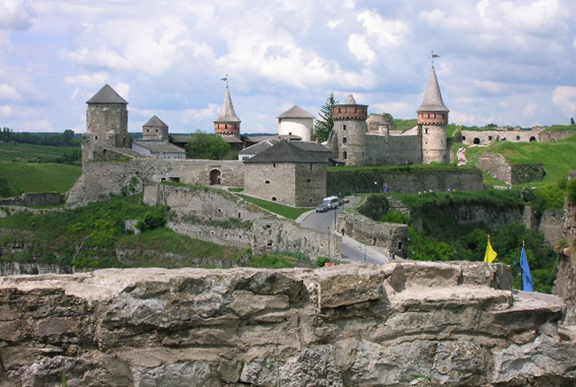 Kamianets-Podilskyi: Thành phố tuyệt vời này bao gồm một loạt các di tích cổ kính, tuyệt đẹp như các nhà thờ ấn tượng, lâu đài cổ và các công sự nổi bật. Bạn cũng có cơ hội khám phá các khu chợ Ba Lan và Armenia tại thành phố hấp dẫn này.&nbsp;
