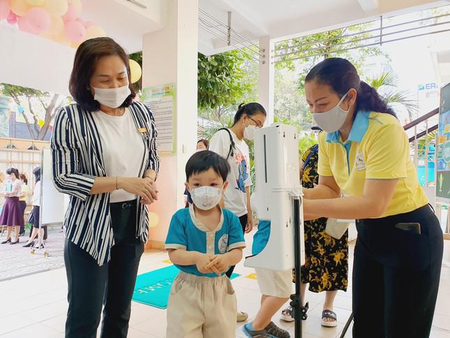 Học sinh được giáo viên hướng dẫn rửa tay sát khuẩn trước khi vào trường