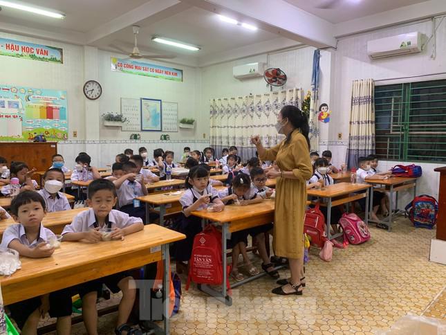 Học sinh TPHCM đang đến trường học khi dịch COVID-19 vẫn diễn biến phức tạp