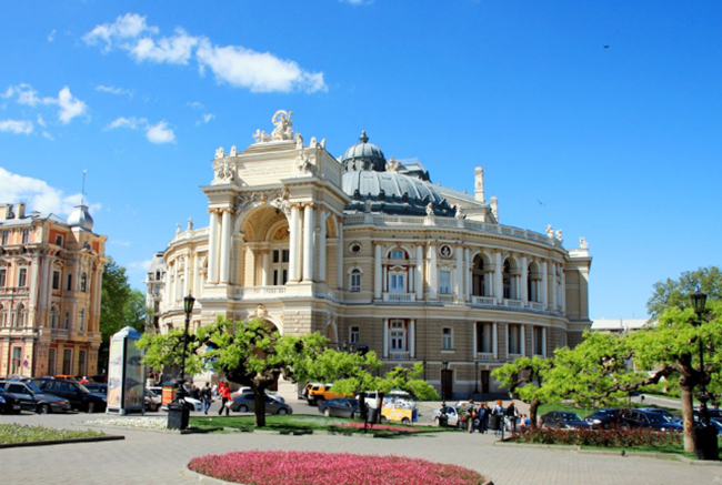 Odessa: Odesa, nổi tiếng với biệt danh "Hòn ngọc của Biển Đen", là thành phố lớn thứ 3 ở Ukraine. Bạn có thể khám phá những bãi biển đầy cát mịn, vùng nước tuyệt vời, đặc biệt là tại bãi biển Lanzheron và có trải nghiệm thú vị khi chiêm ngưỡng mặt trời tại nơi rực rỡ này.&nbsp;
