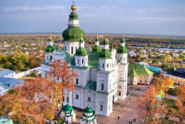 Chernihiv: Đến Ukraina bạn đừng quên ghé thăm Chernihiv, một trong những thành phố cổ nhất có từ thế kỷ thứ 7 ở Ukraine. Thành phố này nằm trên bờ sông Desna và nổi bật nhất là nhà thờ Catherine có mái vòm vàng rất lộng lẫy.&nbsp;
