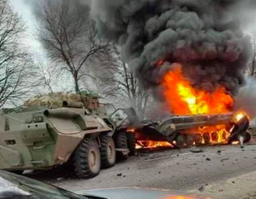 Một xe tăng bị bắn cháy gần thủ đô Kiev, Ukraine (ảnh: Daily Mail)