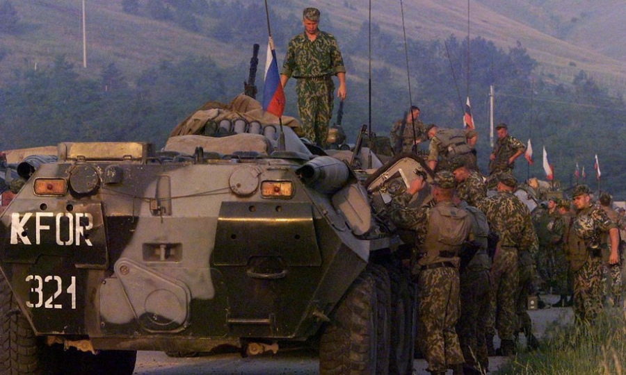 Lực lượng gìn giữ hòa bình Nga tiến vào Kosovo (ảnh: Reuters)