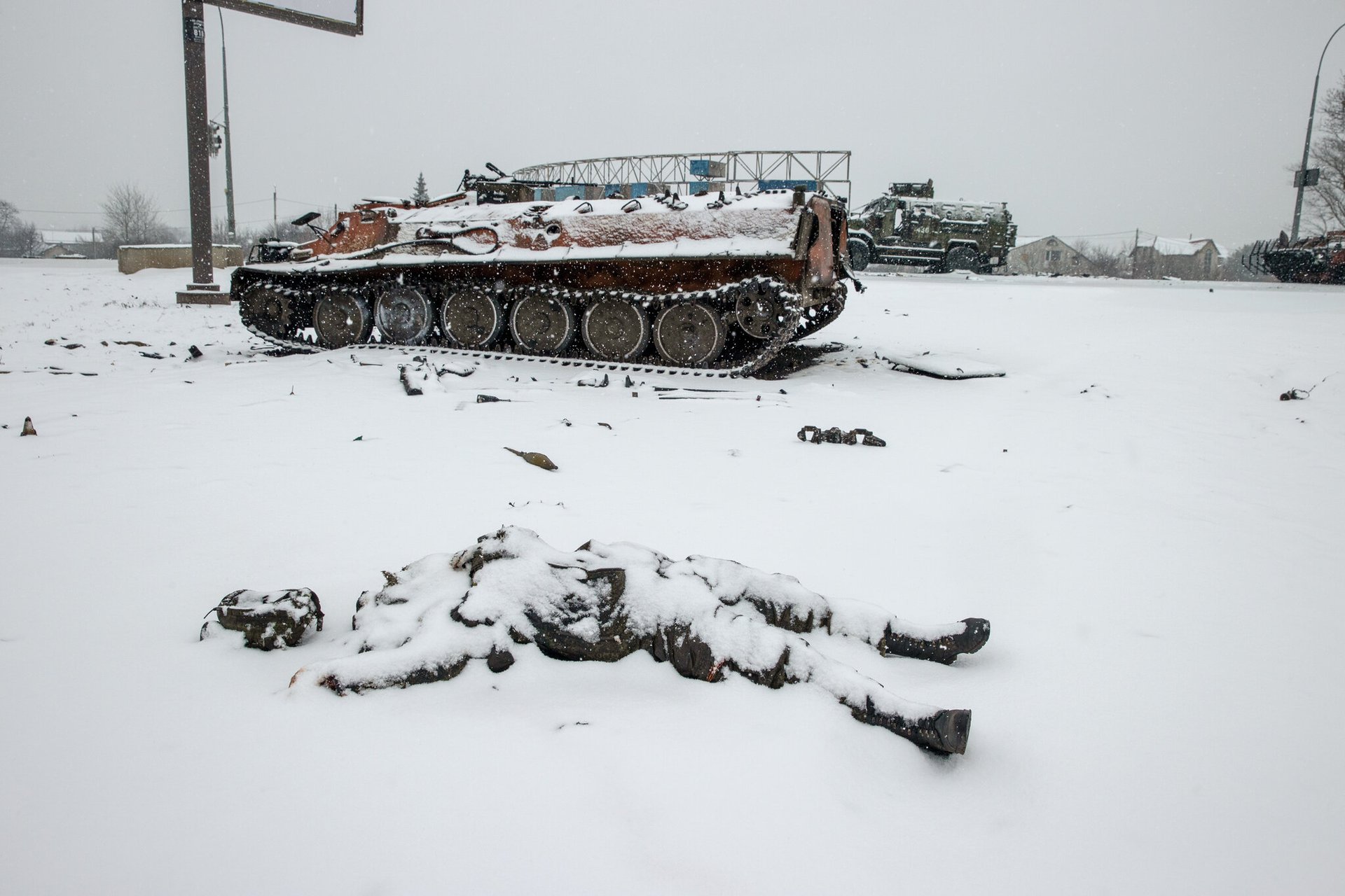 Giao tranh ở Ukraine dẫn đến nhiều thiệt hại cả về người và kinh tế (ảnh: Daily Mail)
