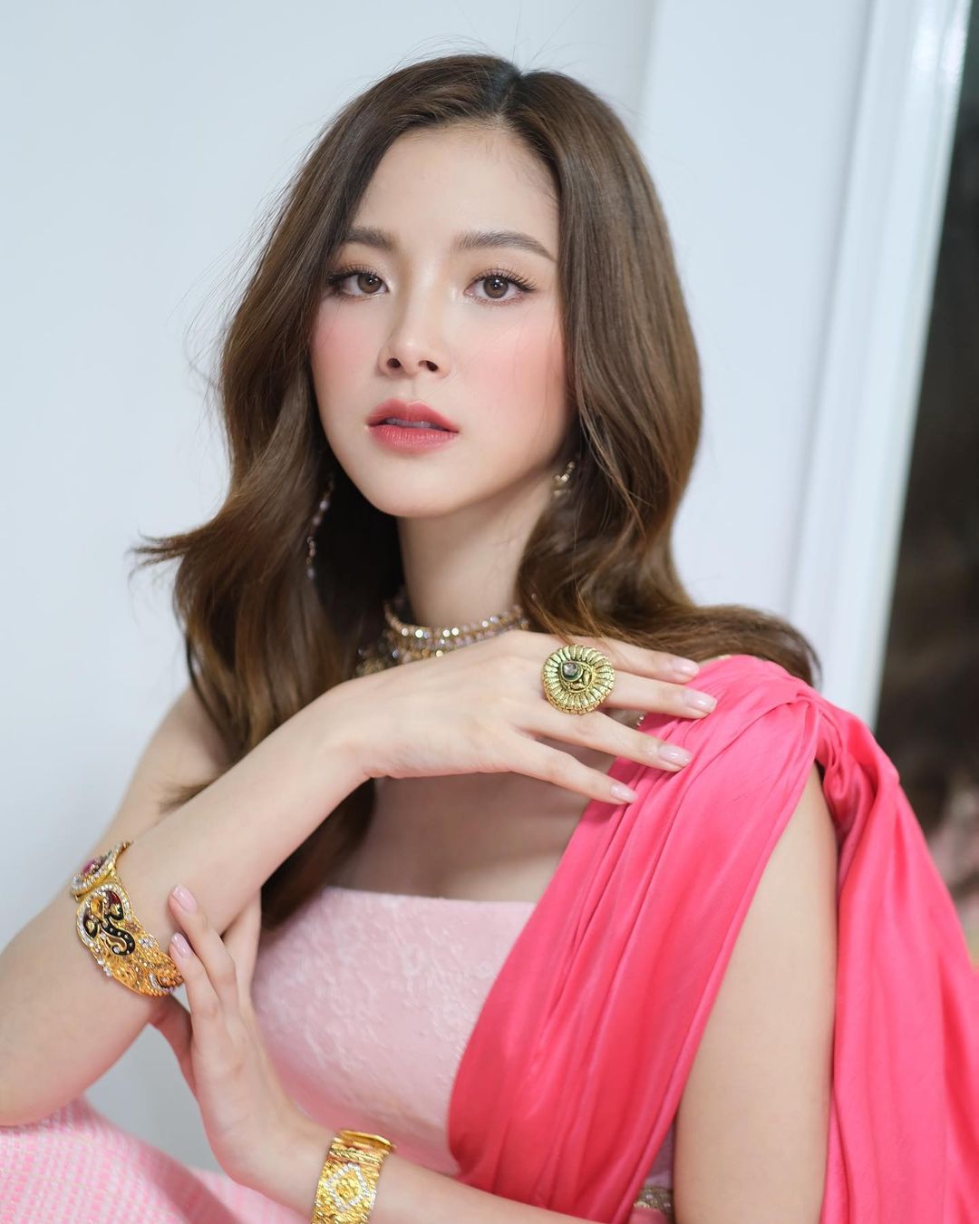 Nữ nhân mặc crop top ung dung chụp ảnh khoe body khiến người xem ghen tị - 1