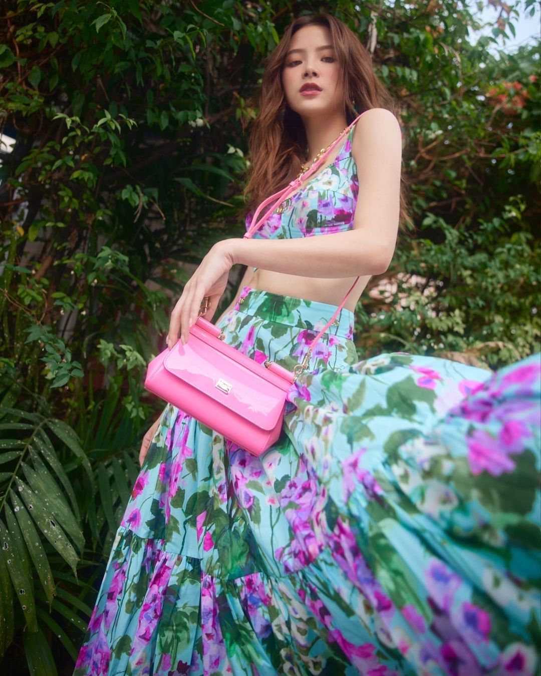 Nữ nhân mặc crop top ung dung chụp ảnh khoe body khiến người xem ghen tị - 2