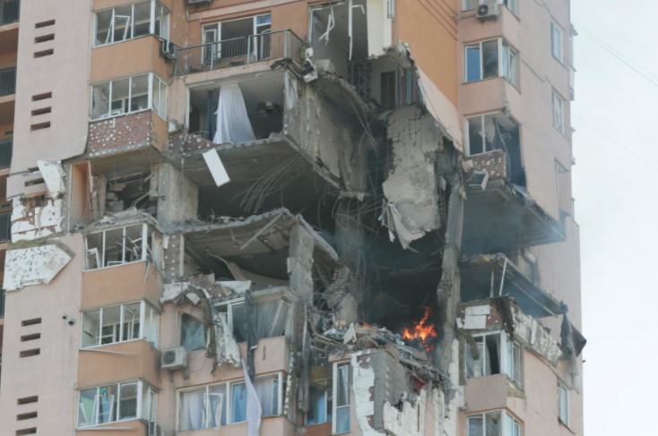Video: Tên lửa bắn trúng tòa nhà ở thủ đô Ukraine - 1