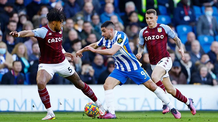 Trận đấu giữa Brighton (ở giữa) và Aston Villa diễn ra hấp dẫn