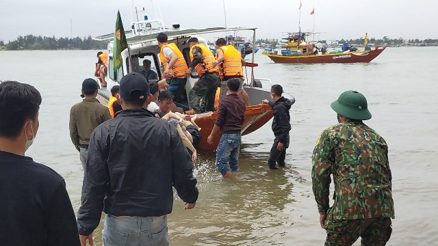 Lực lượng chức năng đưa các nạn nhân vào bờ. Ảnh: CA tỉnh Quảng Nam.