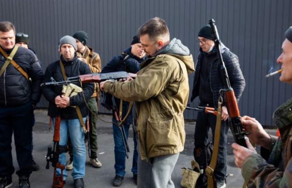 Dân thường Ukraine được cung cấp vũ khí để phòng thủ Kiev (ảnh: Aljazeera)