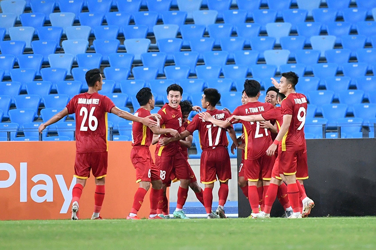U23 Việt Nam ăn mừng bàn thắng của Bảo Toàn trong hiệp hai.