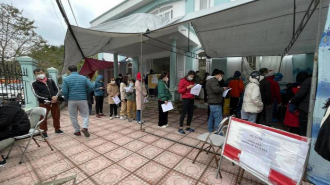 Người nhiễm Coivd-19 xếp hàng đi test để được công nhận là F0 tại Trung tâm y tế phường Hoàng Liệt, quận Hoàng Mai, Hà Nội