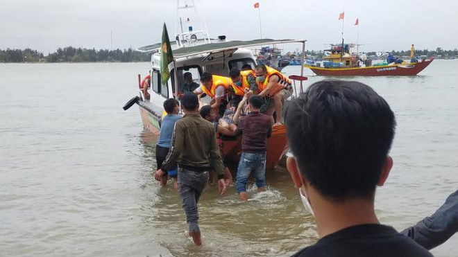 Lực lượng chức năng ở Quảng Nam khẩn trương tiến hành các công tác cứu hộ, cứu nạn ngay sau vụ chìm tàu ở Quảng Nam xảy ra