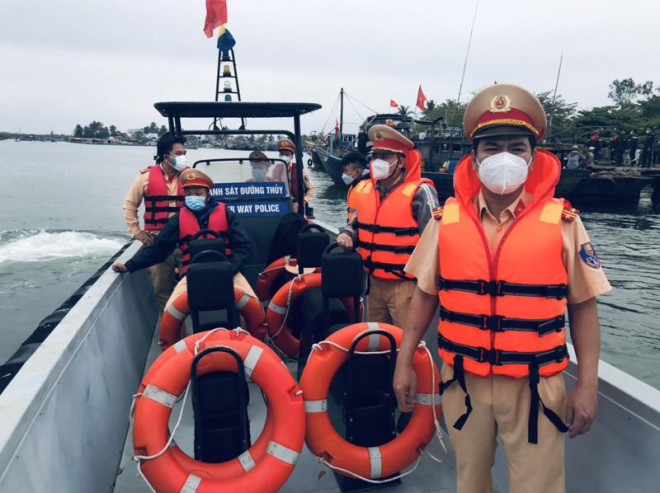 Lực lượng CSGT đường thủy tìm kiếm nạn nhân trong vụ chìm ca nô ngoài biển Cửa Đại