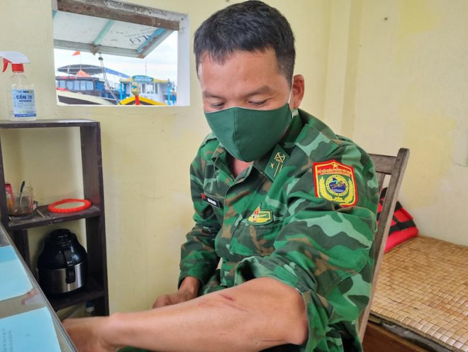 Thiếu tá Trần Văn Khiêm tham gia vớt 10 nạn nhân vụ lật ca nô. Ảnh: THANH NHẬT