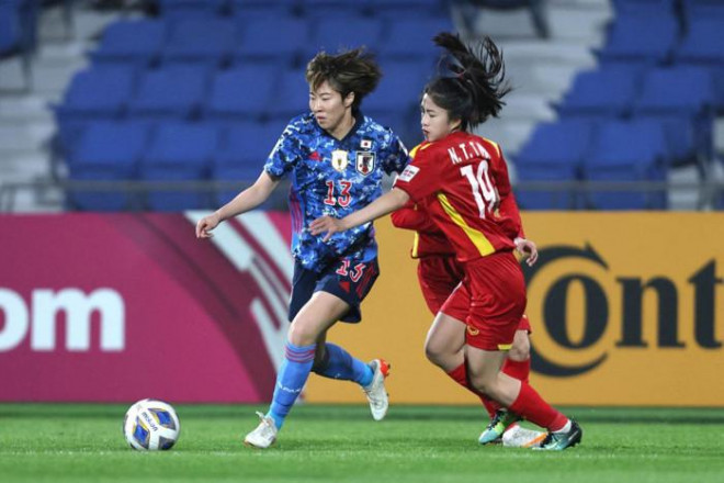 Thanh Nhã (phải) trong trận gặp Nhật Bản tại Asian Cup 2022 diễn ra ở Ấn Độ
