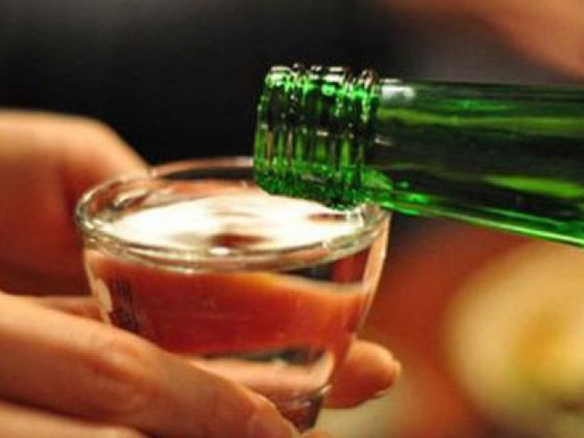 Sức khỏe đời sống - Uống rượu có sát khuẩn họng, ngăn ngừa lây nhiễm COVID-19?