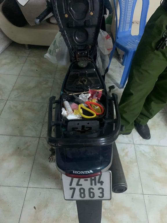 Bên trong cốp xe máy mà Long sử dụng có nhiều dao, kéo