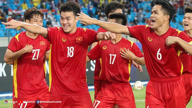 Ngắm loạt ảnh này bạn sẽ hiểu vì sao Nguyên Hoàng lại là "trai đẹp vững chãi" U23 Việt Nam - 1