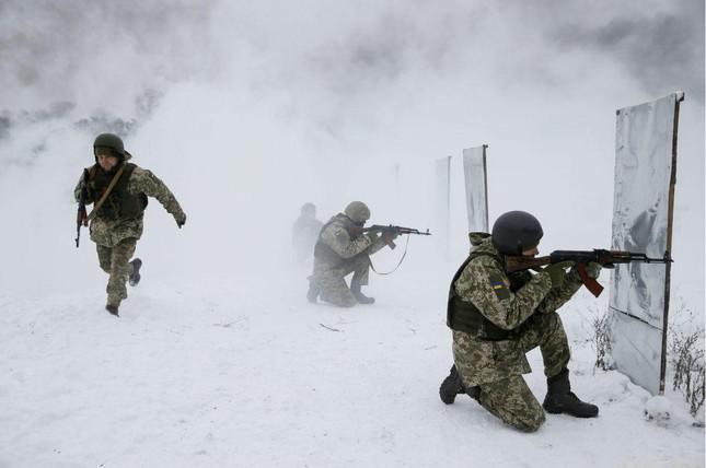 Lực lượng quân sự Ukraine và Nga được ví như "châu chấu đá xe". Ảnh minh họa: Atlantic Council.