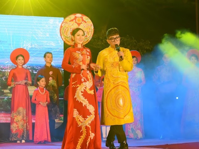 Ca nhạc - MTV - Long Nhật dầm mưa, bất chấp buốt lạnh hát phục vụ khán giả Huế