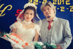 Bạn trẻ - Cuộc sống - Cặp đôi cưới lại sau 10 năm, bộ ảnh cưới độc đáo khiến dân tình "thả tim" điên đảo