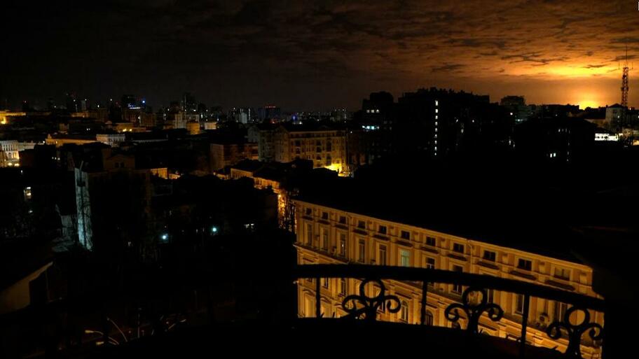Bầu trời ở Kiev sáng rực khi kho chứa dầu bị nổ (ảnh: Daily Mail)