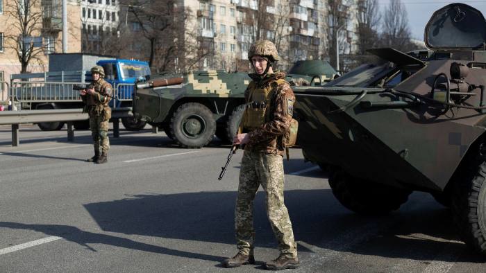 Binh sĩ Ukraine tại một chốt kiểm soát quân sự ở Kiev.