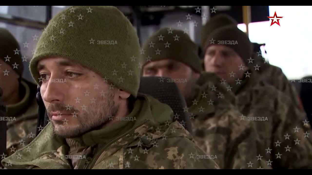 Các binh sĩ Ukraine trên đảo Rắn bị Nga bắt làm tù binh.