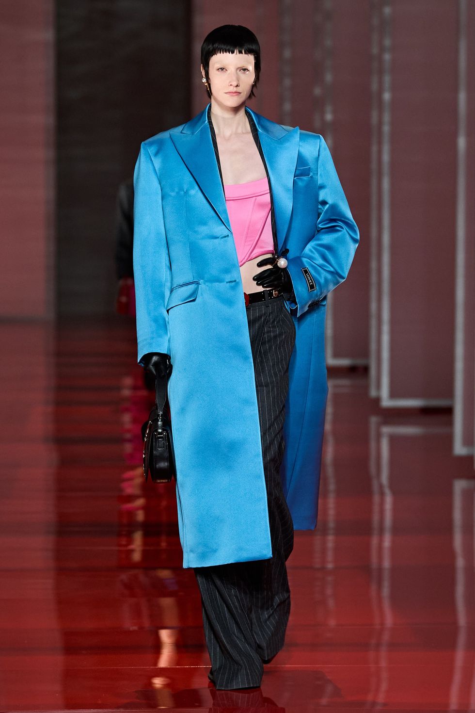 Versace gợi cảm và bóng bẩy với bộ sưu tập Thu Đông 2022 - 5
