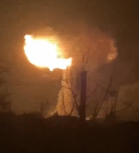 Cột khói hình nấm xuất hiện sau vụ nổ đường ống dẫn dầu ở Kharkiv.