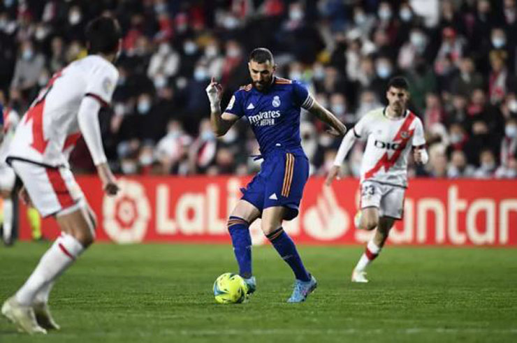 Benzema tung ra đường chuyền rất tốt cho Asensio băng xuống dứt điểm