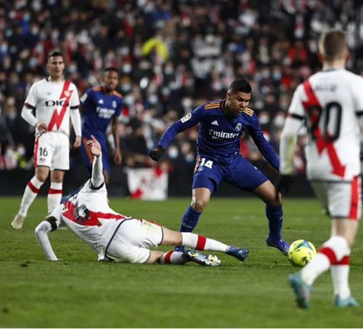 Comesana cố gắng cướp bóng từ Casemiro