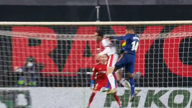 VAR vào cuộc và giúp trọng tài chính đưa ra phán quyết không công nhận bàn thắng của Casemiro vì lỗi việt vị