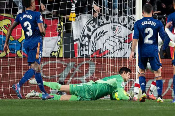 Courtois có pha bắt bóng khá vất vả để cản phá cú đánh đầu của Sergi Guardiola&nbsp;