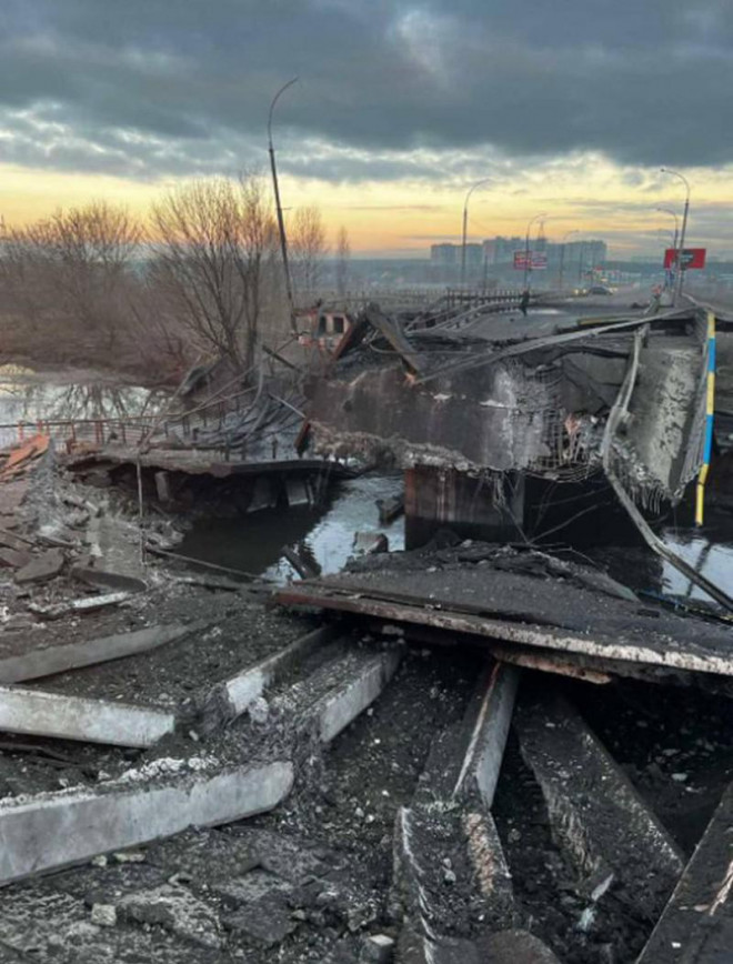 Phía Ukraine đã cho nổ sập tới 3 cây cầu ở xung quanh Kiev để ngăn đà tiến của quân Nga. Ảnh: TWITTER