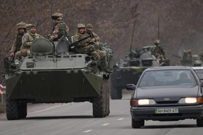 Quân đội Ukraine sẽ được EU và Mỹ trang bị khí tài. Ảnh: AP.