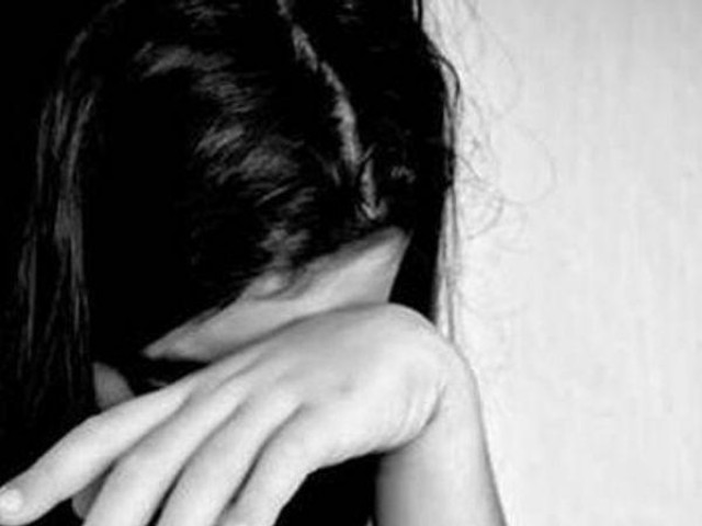 Phi thường - kỳ quặc - Bố nằm liệt giường, hành động của mẹ với con gái gây phẫn nộ tột độ