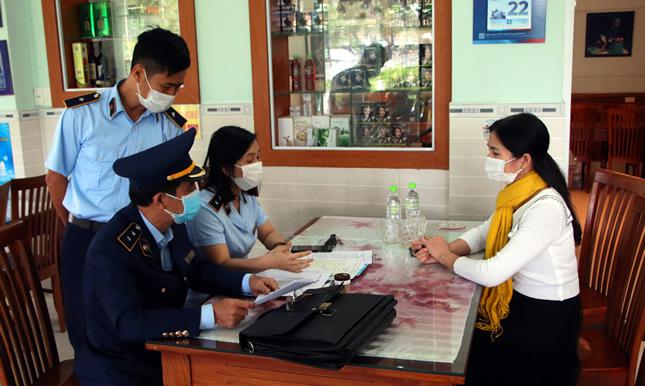 Cục Quản lý thị trường tỉnh Quảng Nam làm việc với chủ quán Cơm gà Bà Luận.