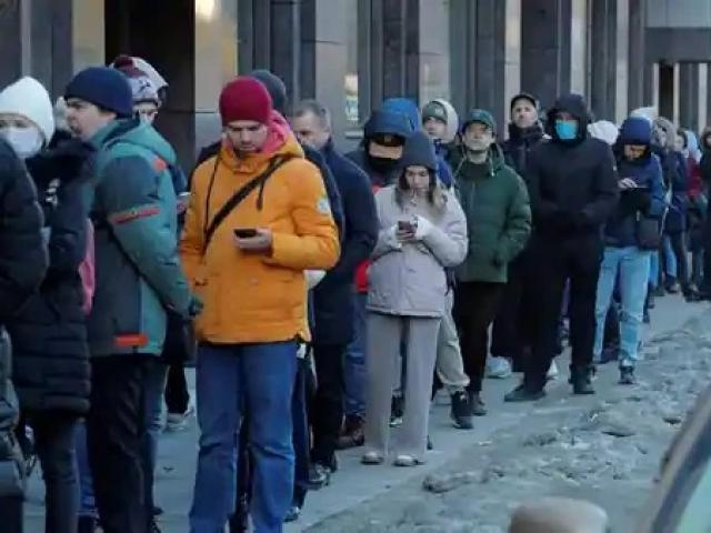 Thế giới - Lo hệ thống ngân hàng lao đao vì lệnh trừng phạt, dân Nga xếp hàng rút tiền