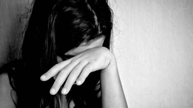 Thay vì bảo vệ con gái, người phụ nữ lại tiếp tay cho hành động hủy hoại cuộc đời cô bé. Ảnh minh họa