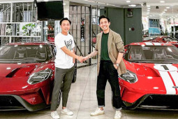 Hai đại gia Cường "Đô la" và Minh "Nhựa" ngắm nghía bộ đôi siêu xe Ford GT
