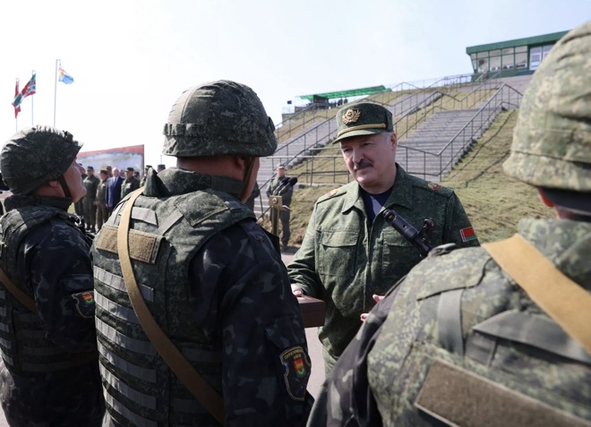 Tổng thống Belarus&nbsp;Alexander&nbsp;Lukashenko trò chuyện với các binh sĩ.