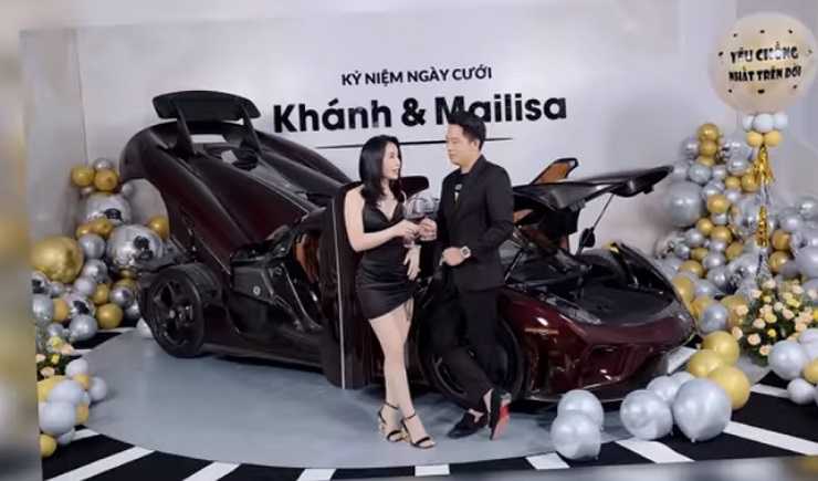 Nữ đại gia thẩm mỹ và chồng bên siêu xe Koenigsegg Regera