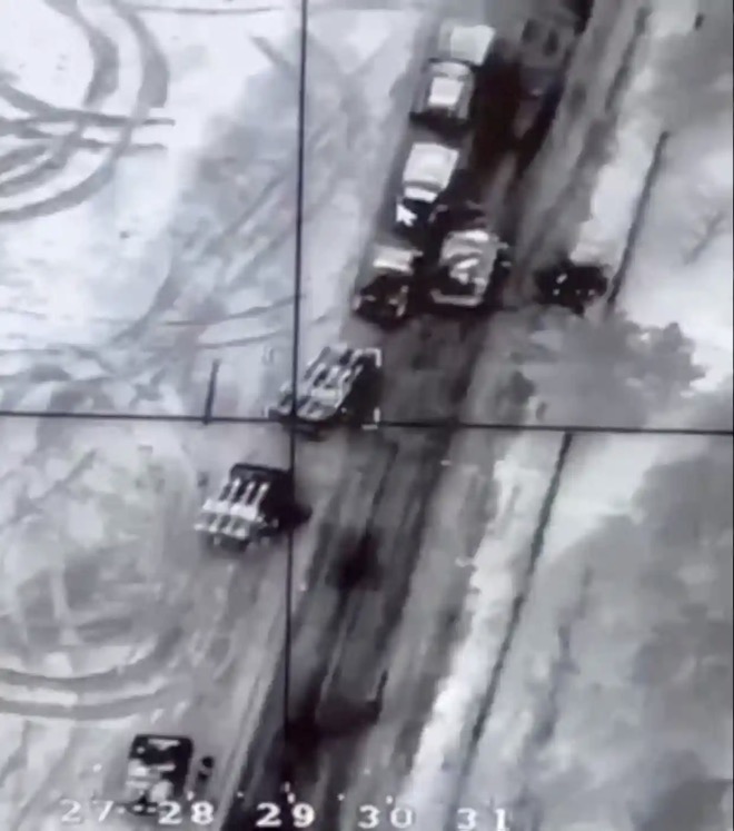 Quân đội Ukraine tung video phá hủy đoàn xe quân sự, tên lửa phòng không Nga - 1