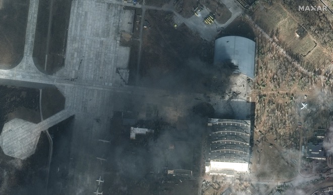 Nhà chứa máy bay ở căn cứ Hosmotel bị hư hại nghiêm trọng.